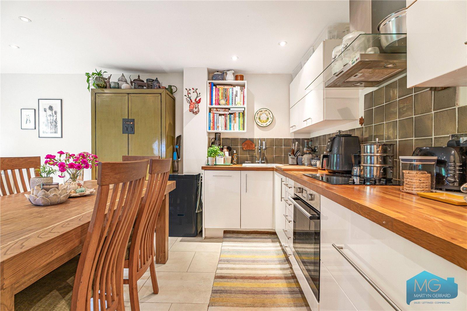2 bedroom Apartment for sale - Martyn Gerrard