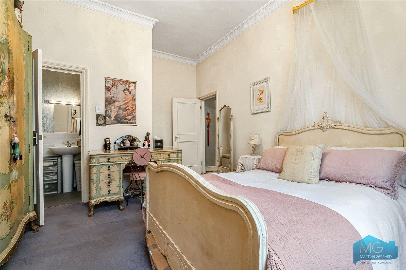 2 bedroom Apartment for sale - Martyn Gerrard