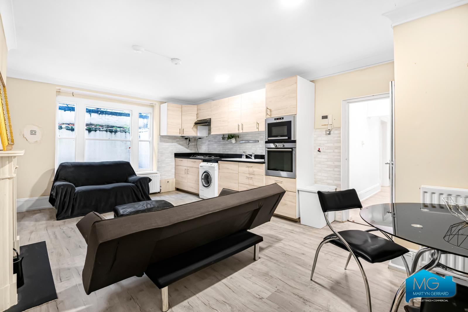 3 bedroom Apartment to rent - Martyn Gerrard