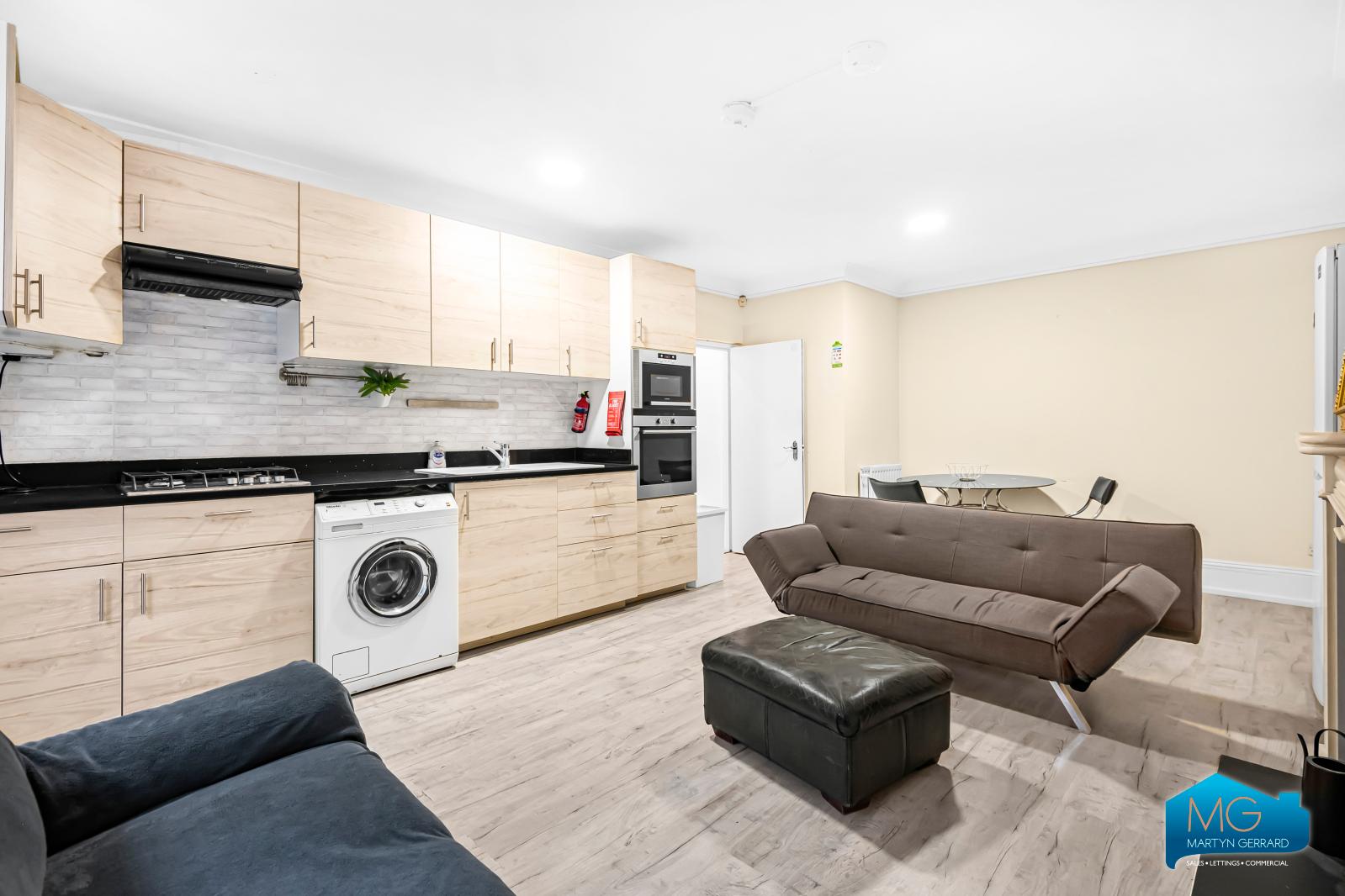 3 bedroom Apartment to rent - Martyn Gerrard