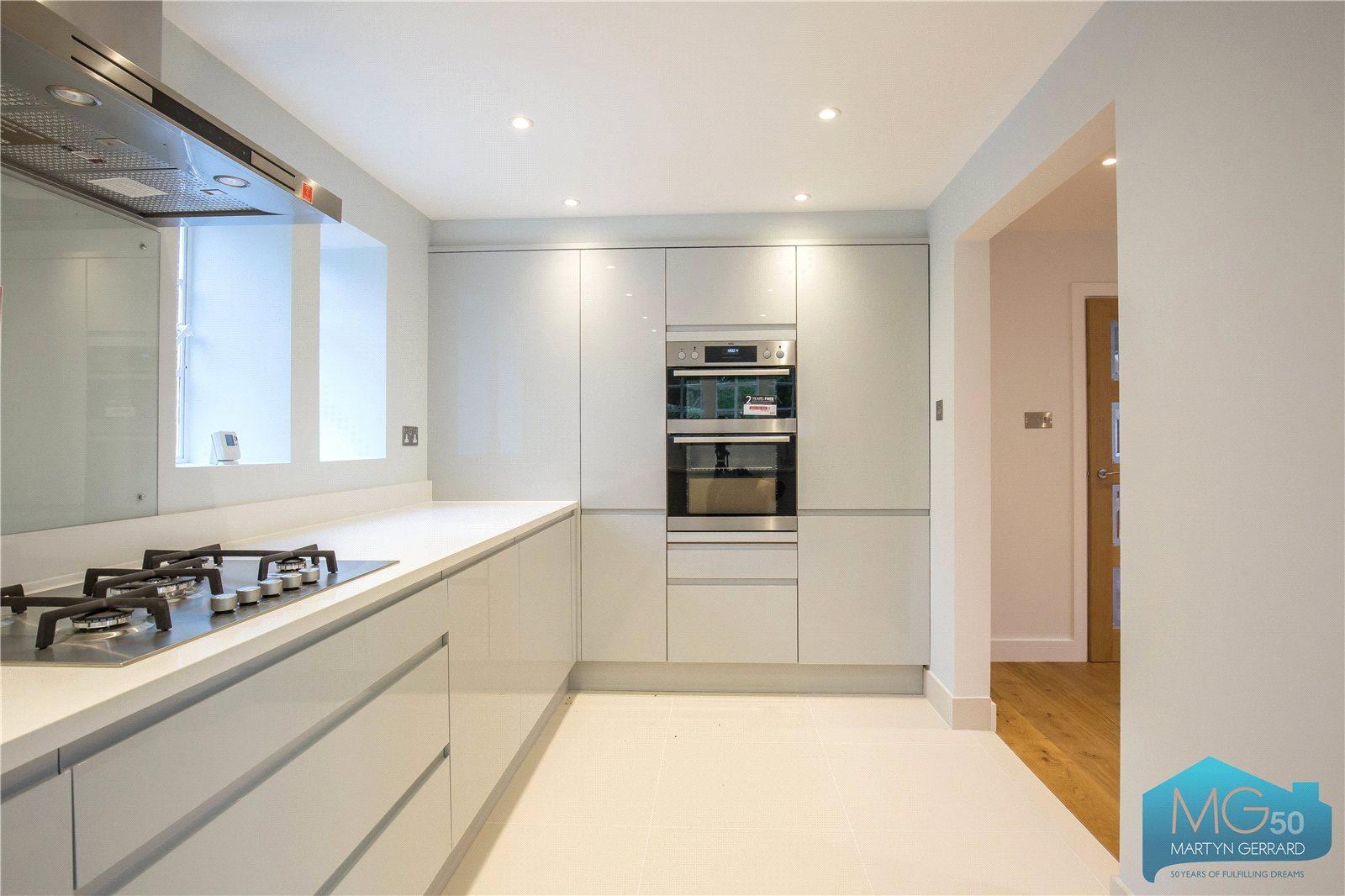 2 bedroom Ground Floor Flat to rent - Martyn Gerrard