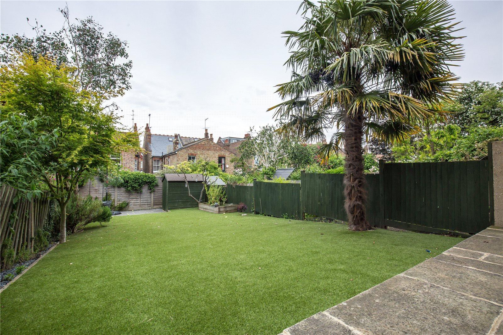 4 bedroom End of Terrace House to rent + ' - Martyn Gerrard
