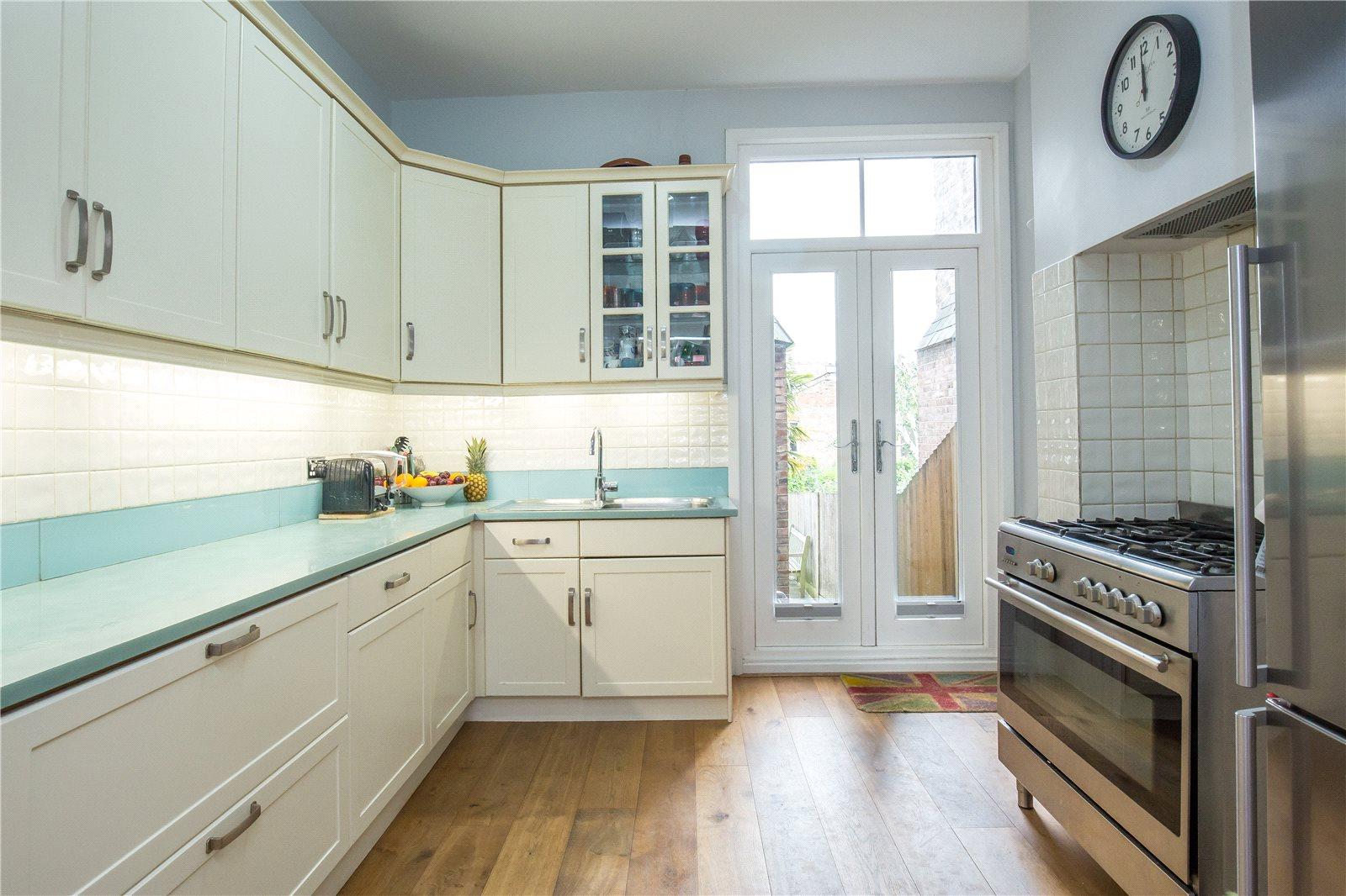 4 bedroom End of Terrace House to rent + ' - Martyn Gerrard