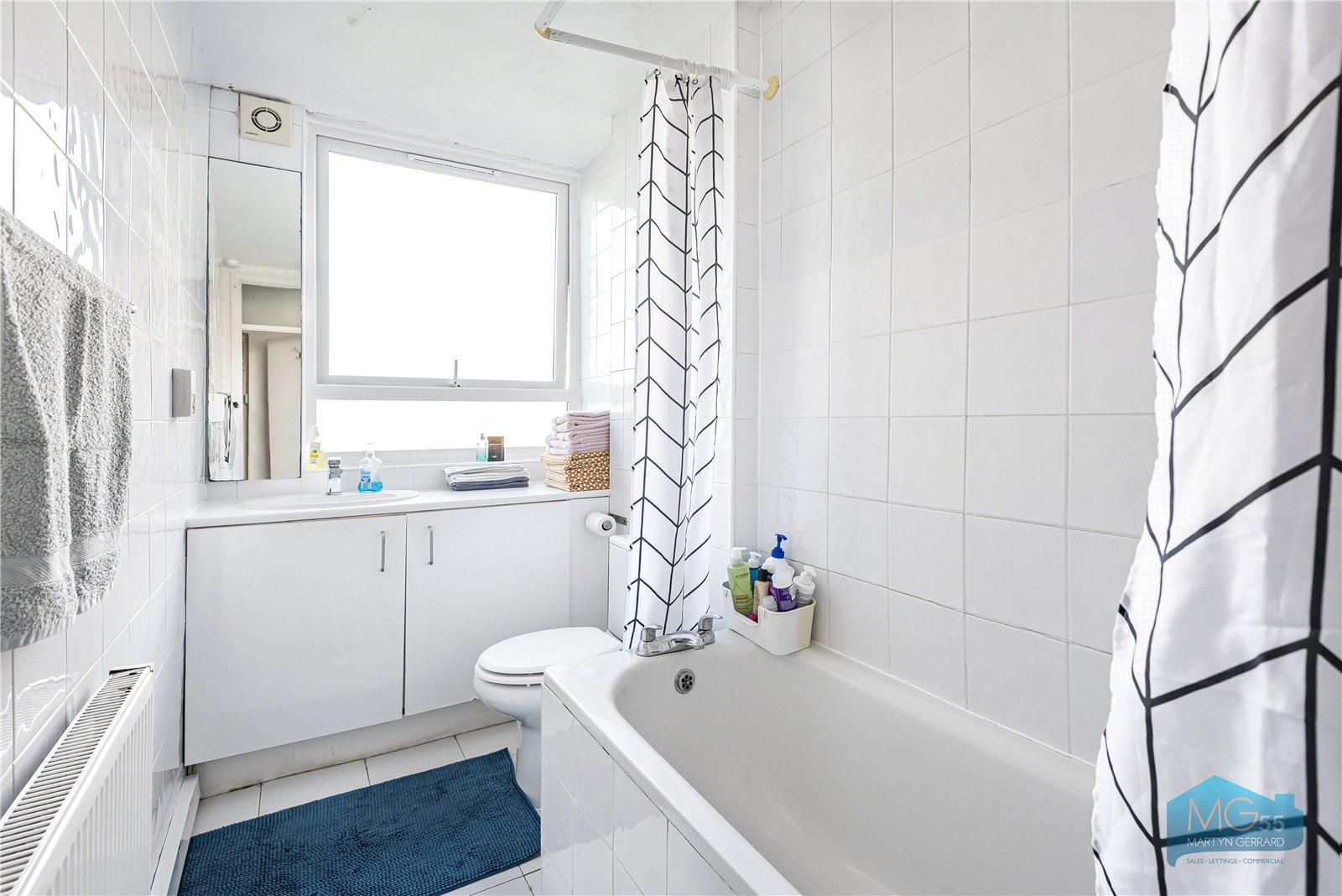 2 bedroom Ground Floor Flat to rent - Martyn Gerrard