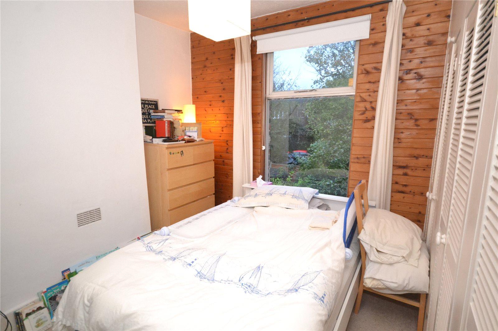 2 bedroom Property to rent + ' - Martyn Gerrard