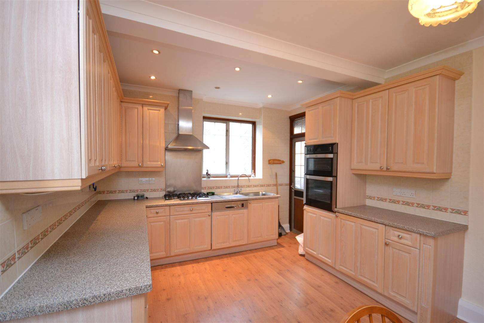 4 bedroom Semi-Detached House to rent - Martyn Gerrard