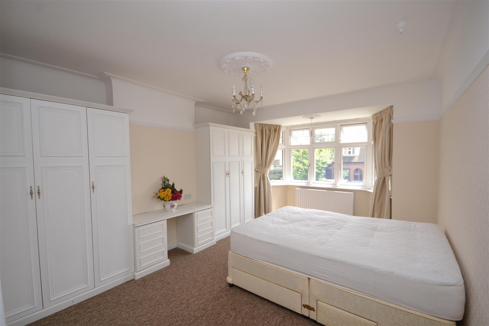4 bedroom Semi-Detached House to rent - Martyn Gerrard