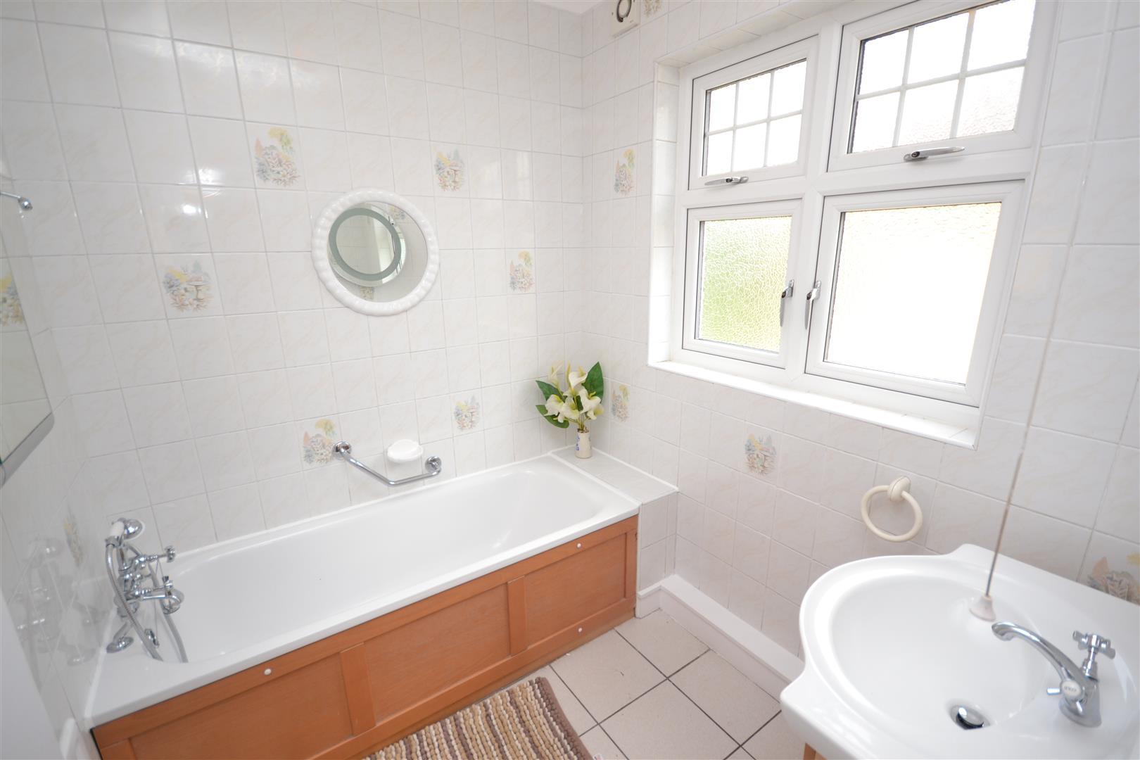 4 bedroom Semi-Detached House to rent - Martyn Gerrard