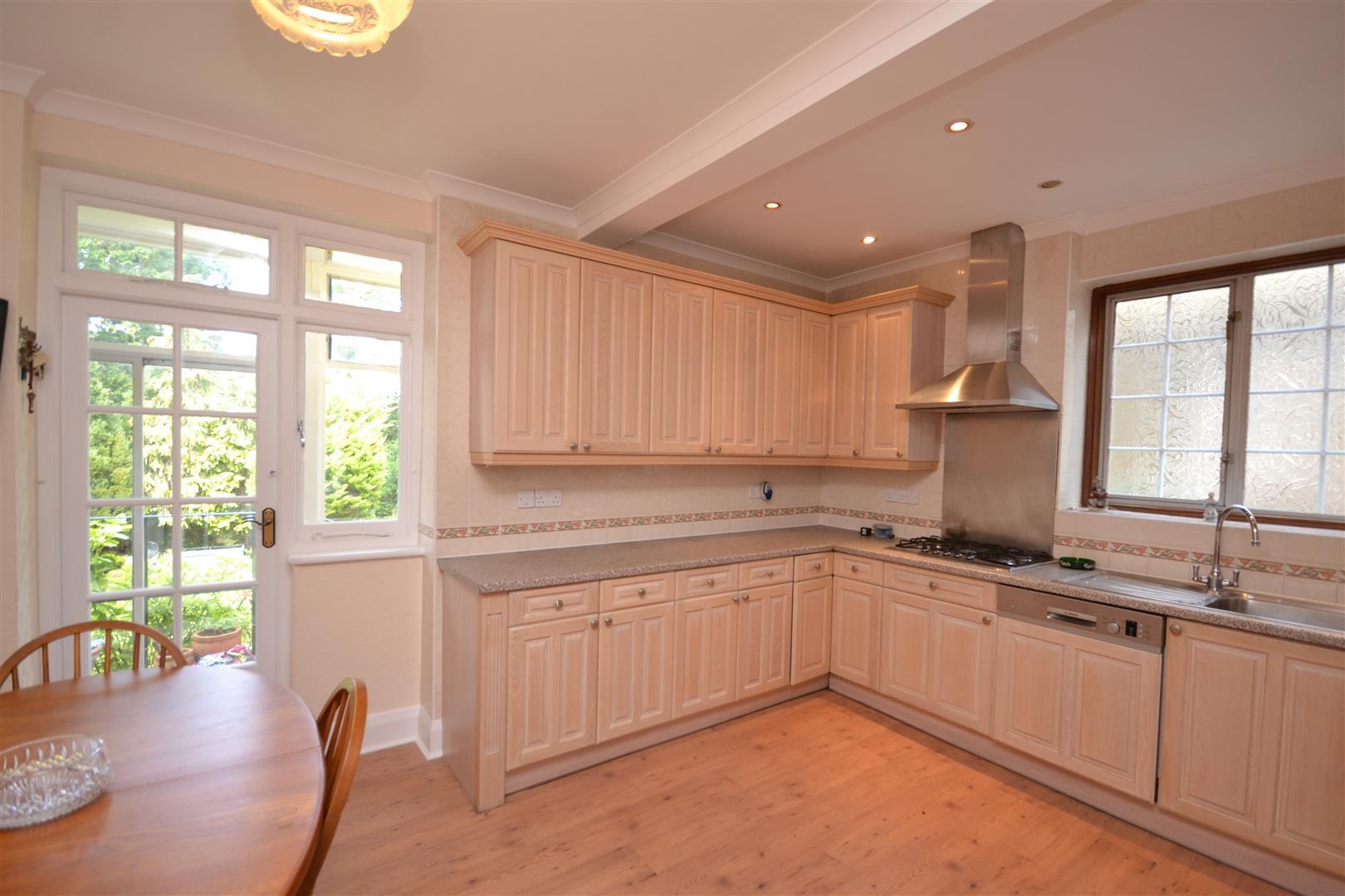 4 bedroom Semi-Detached House to rent - Martyn Gerrard