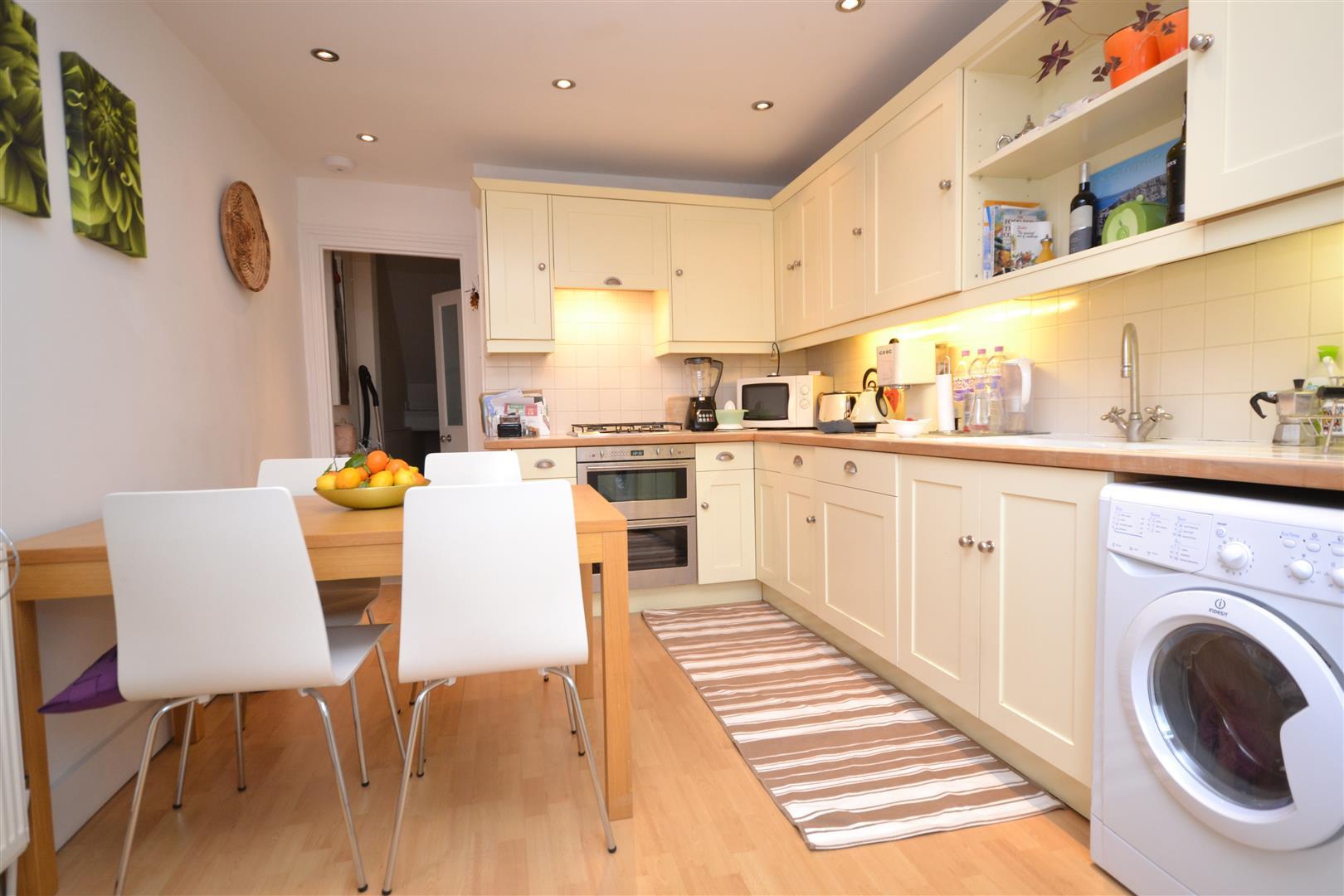 2 bedroom Apartment to rent - Martyn Gerrard