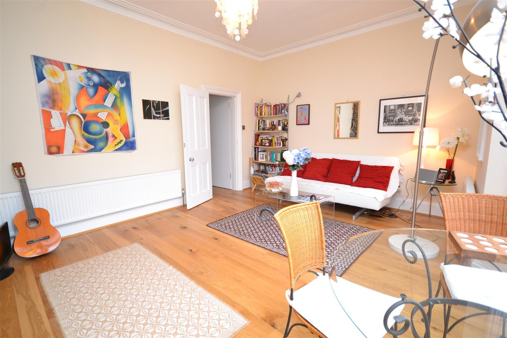 2 bedroom Apartment to rent - Martyn Gerrard