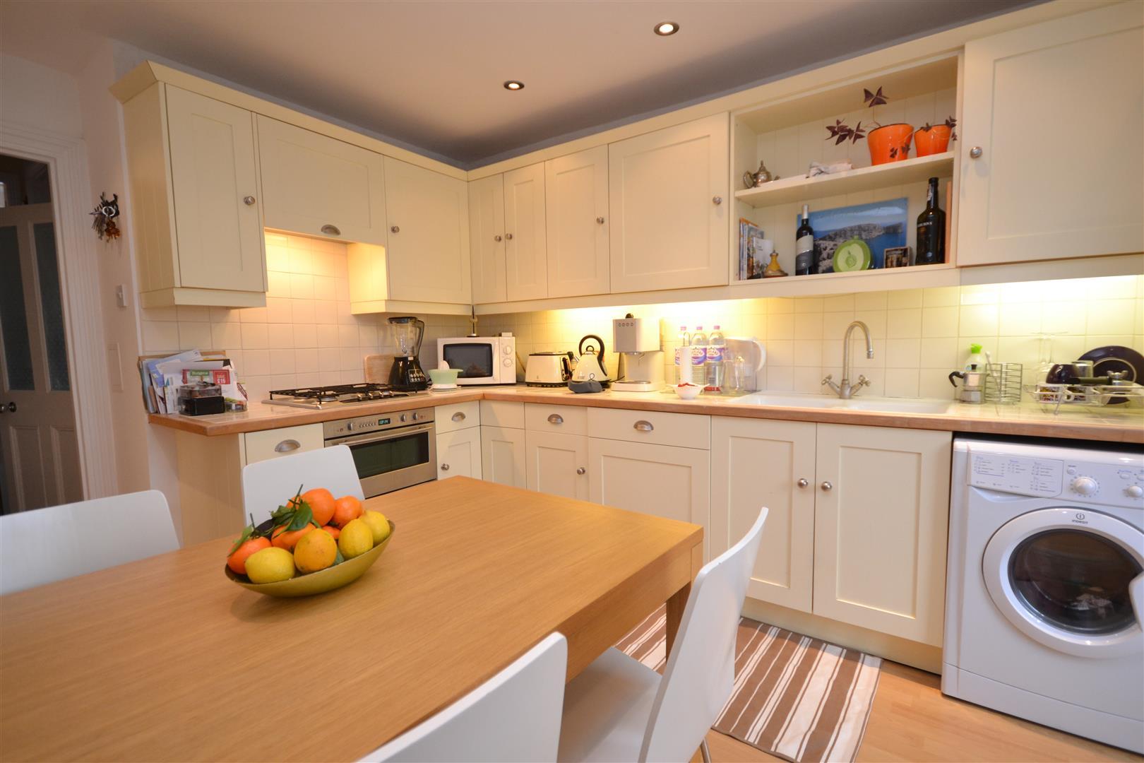 2 bedroom Apartment to rent - Martyn Gerrard