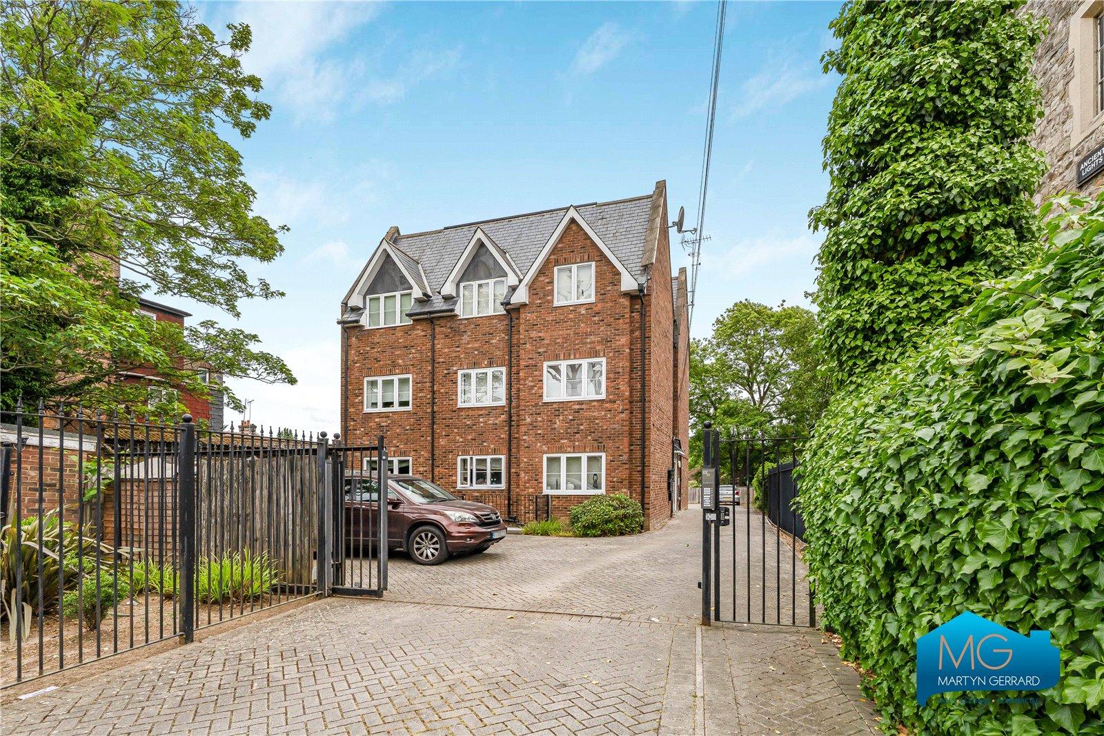 2 bedroom Apartment to rent - Martyn Gerrard