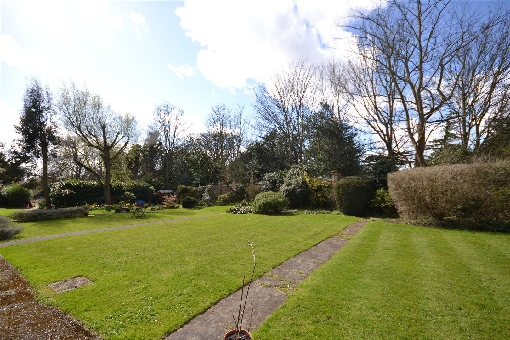 2 bedroom Ground Floor Flat to rent - Martyn Gerrard