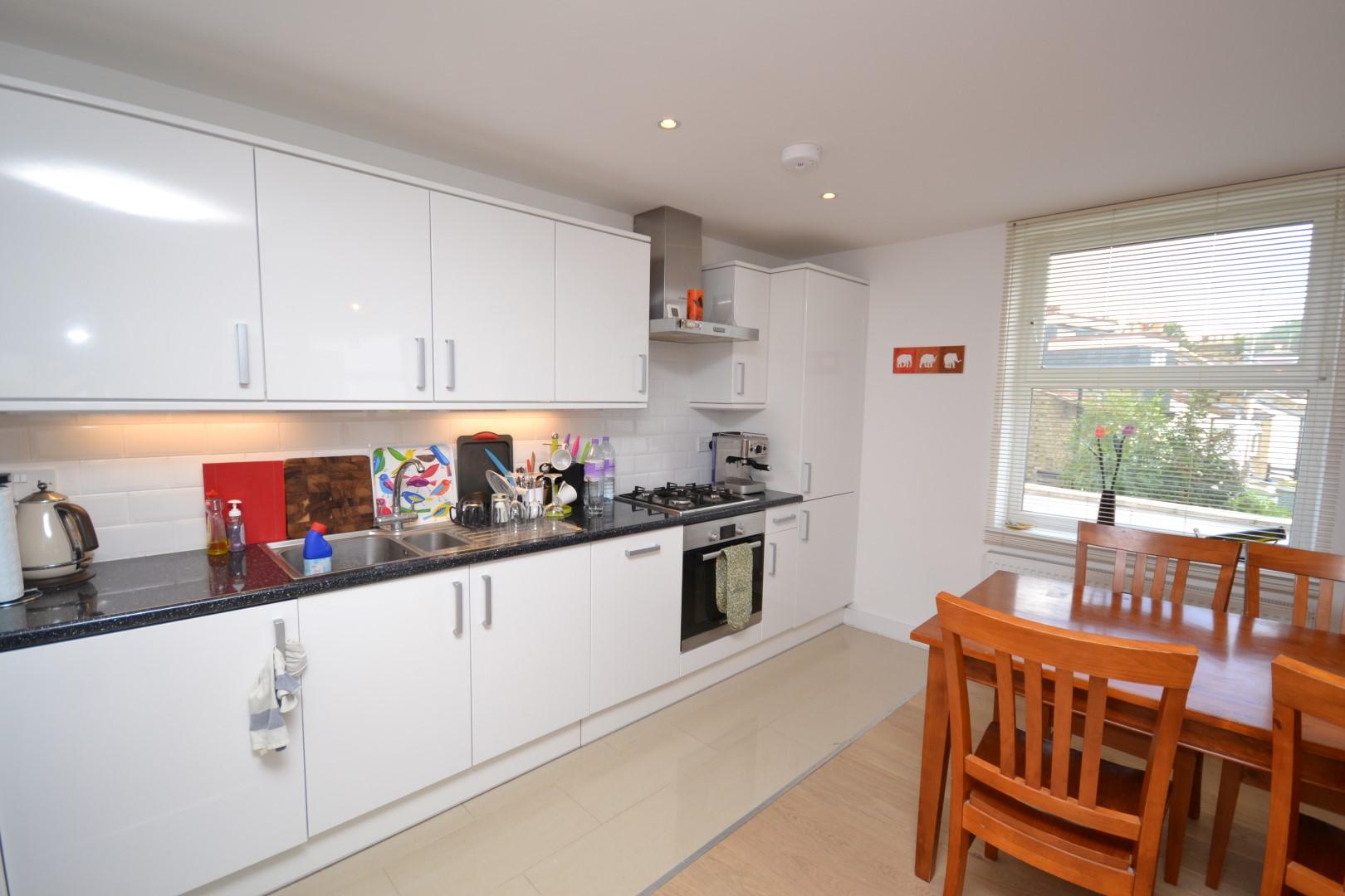 3 bedroom Apartment to rent - Martyn Gerrard