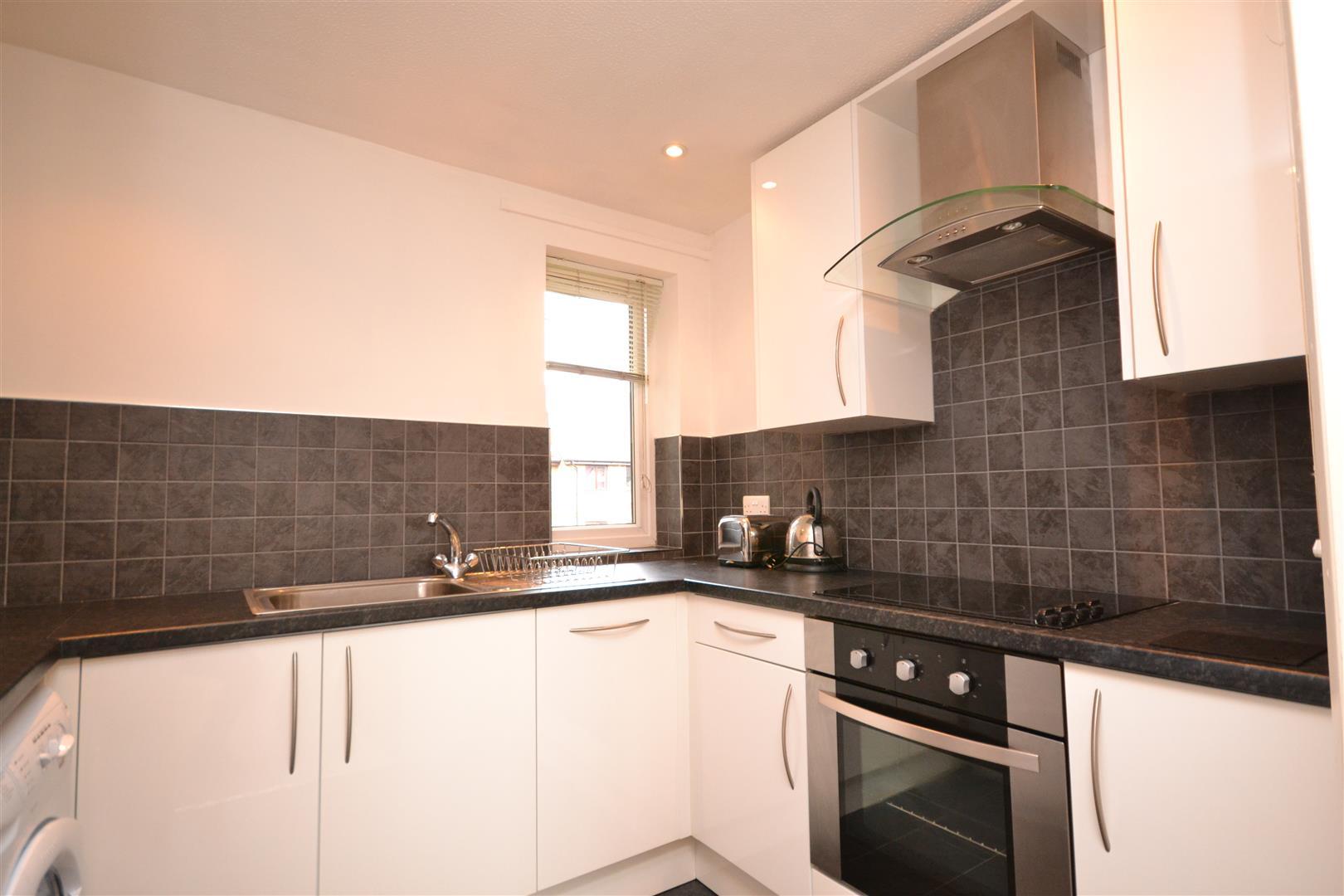 2 bedroom Apartment to rent - Martyn Gerrard