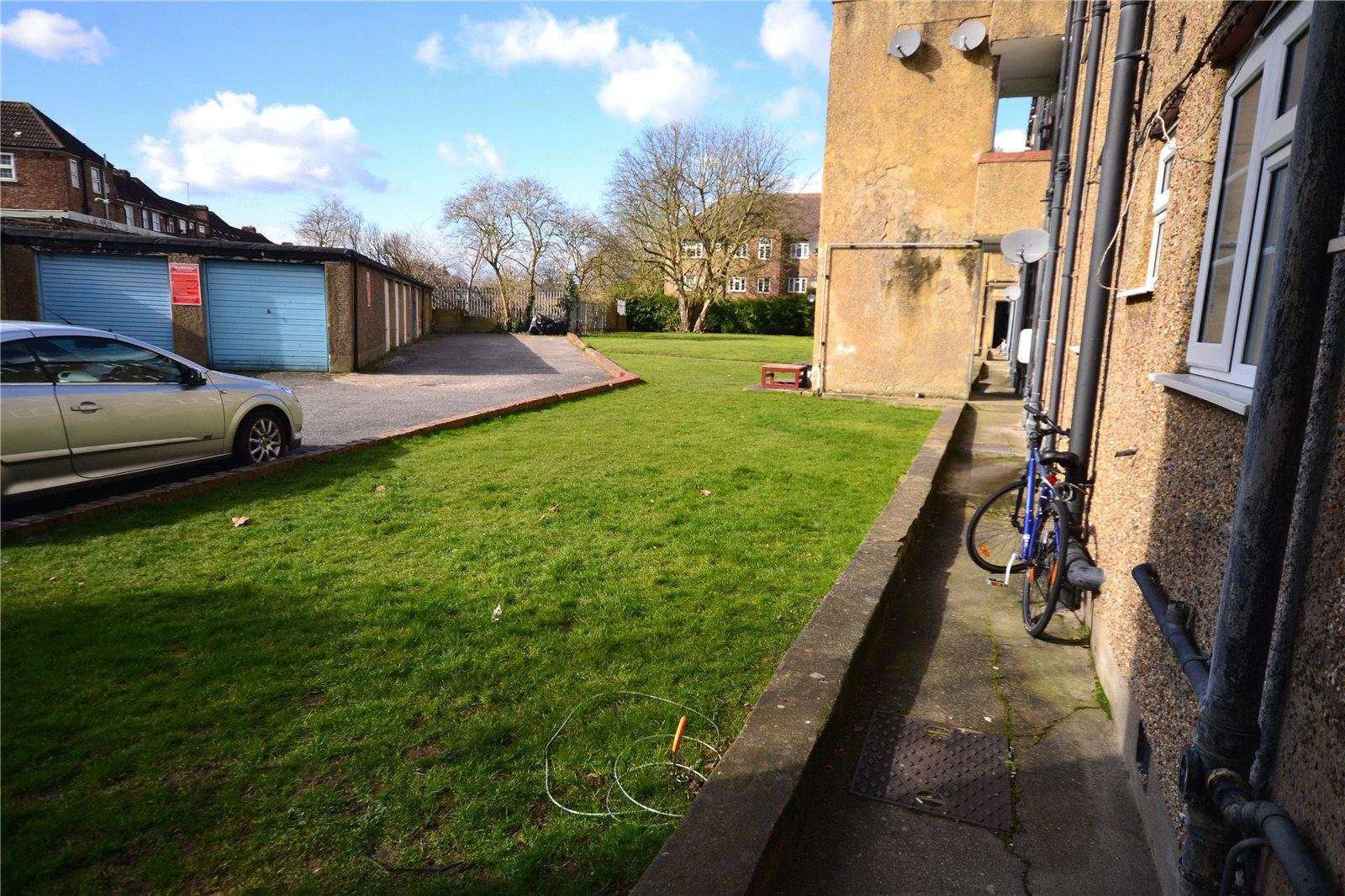 2 bedroom Ground Floor Flat to rent - Martyn Gerrard