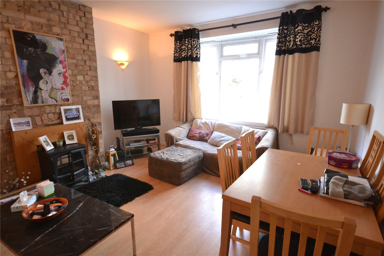 2 bedroom Ground Floor Flat to rent - Martyn Gerrard