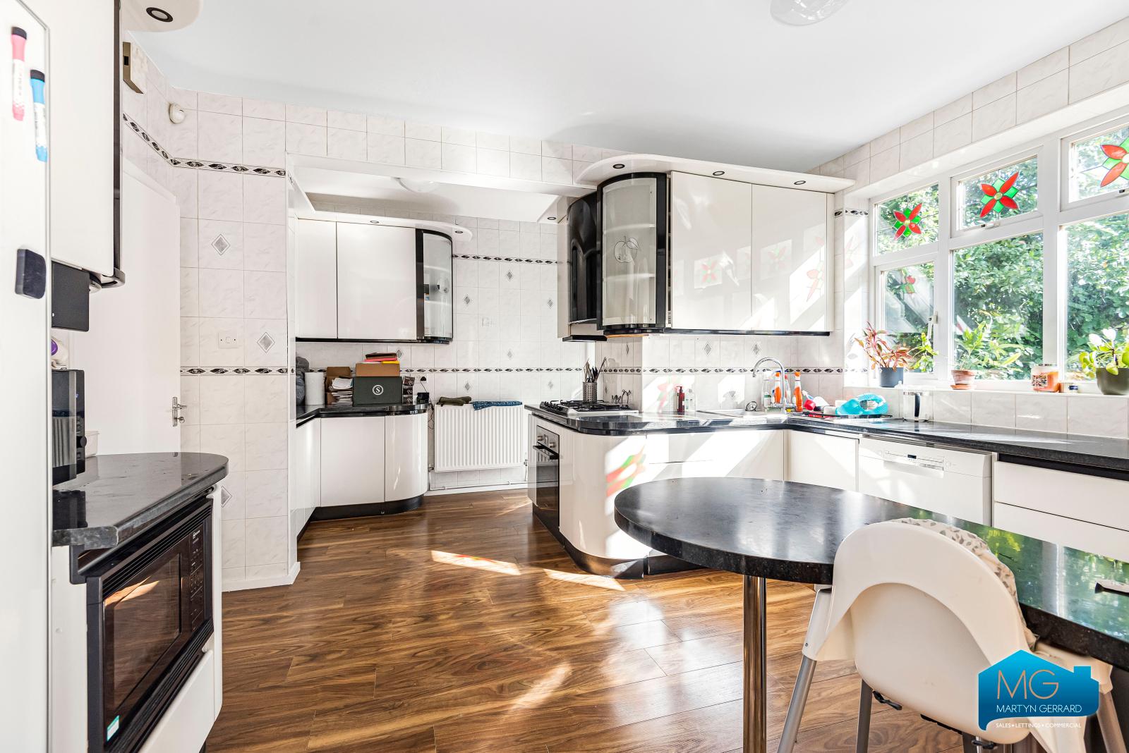 3 bedroom Semi-Detached House to rent - Martyn Gerrard