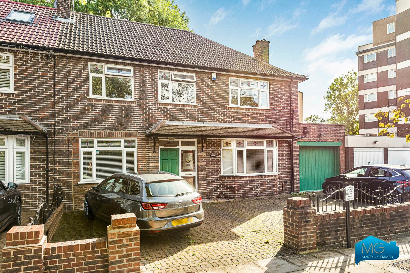 3 bedroom Semi-Detached House to rent - Martyn Gerrard