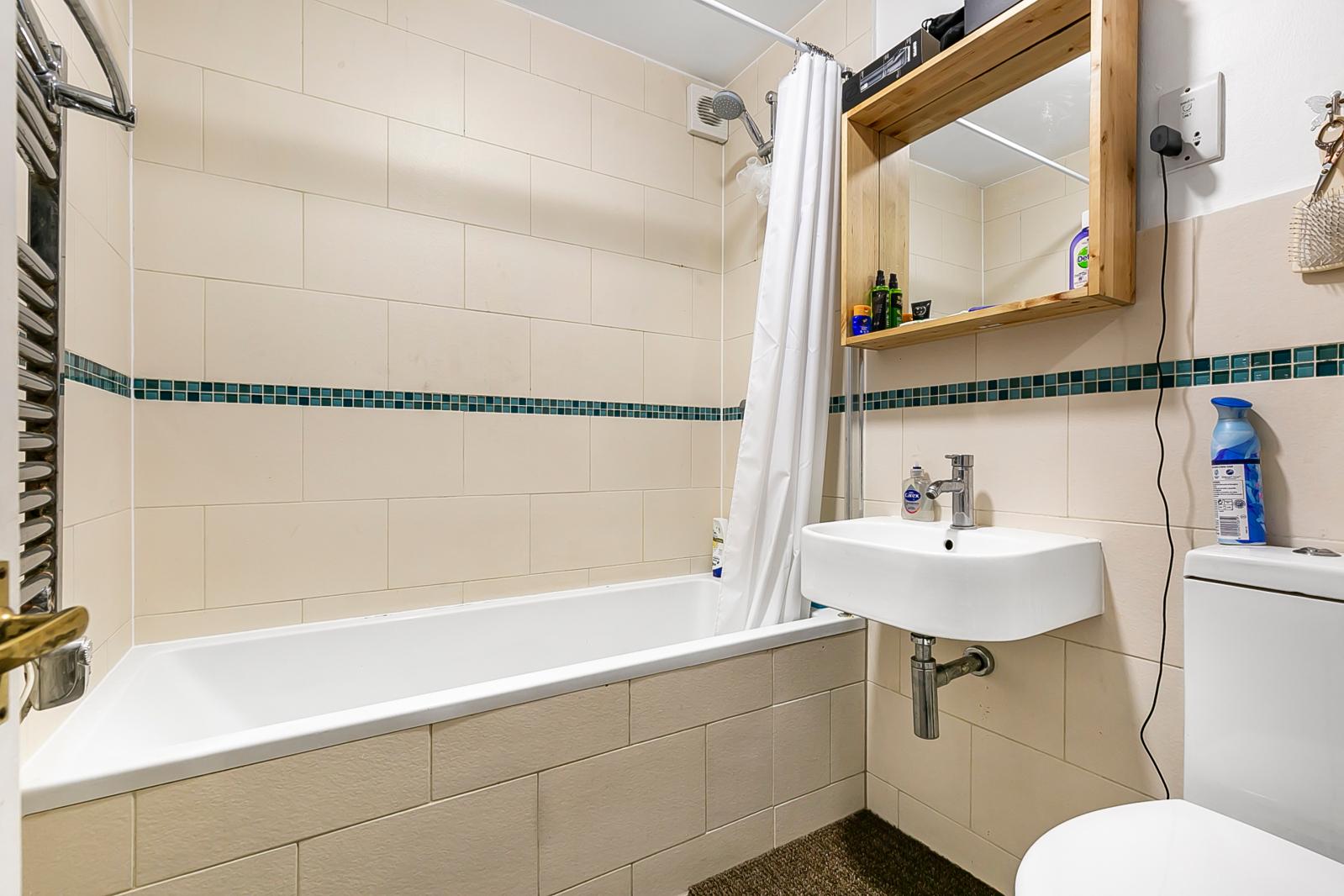 1 bedroom Ground Floor Flat to rent - Martyn Gerrard