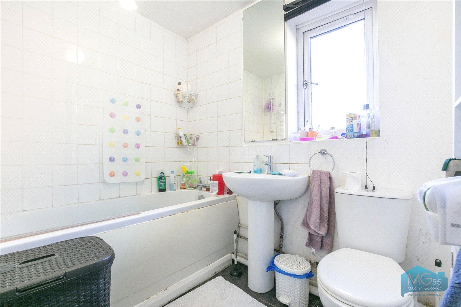 2 bedroom Ground Floor Flat to rent - Martyn Gerrard