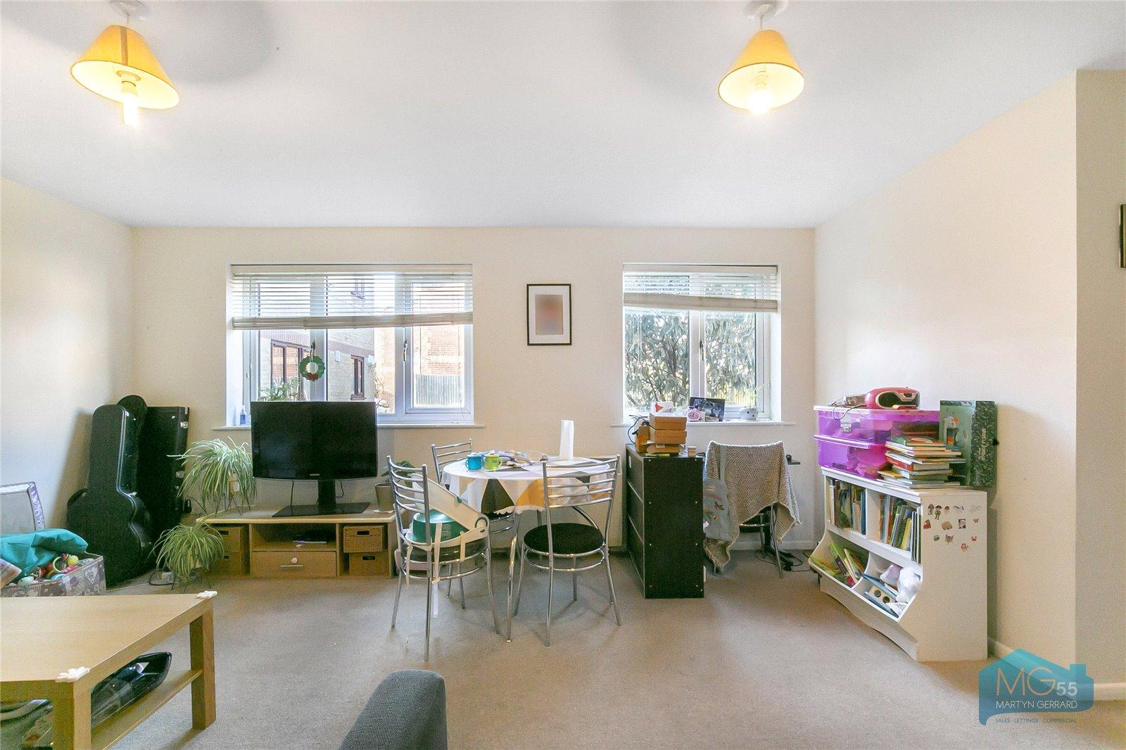 2 bedroom Ground Floor Flat to rent - Martyn Gerrard