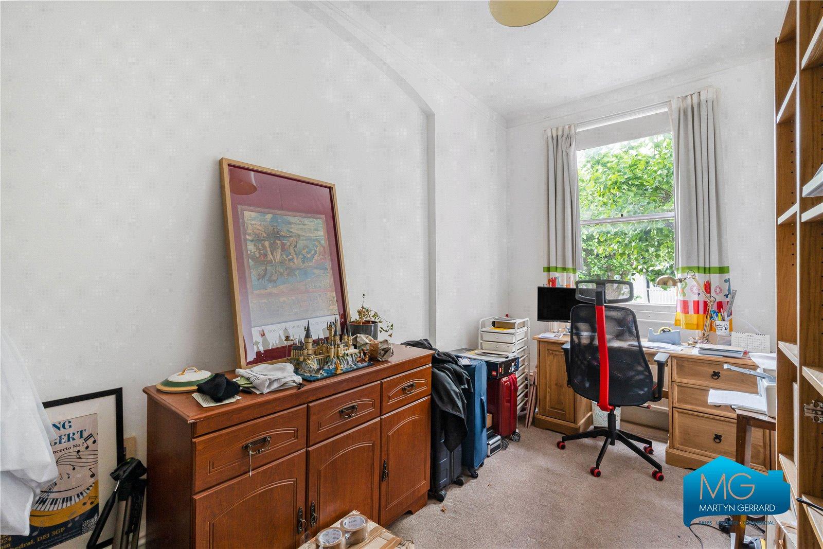 2 bedroom Apartment to rent - Martyn Gerrard
