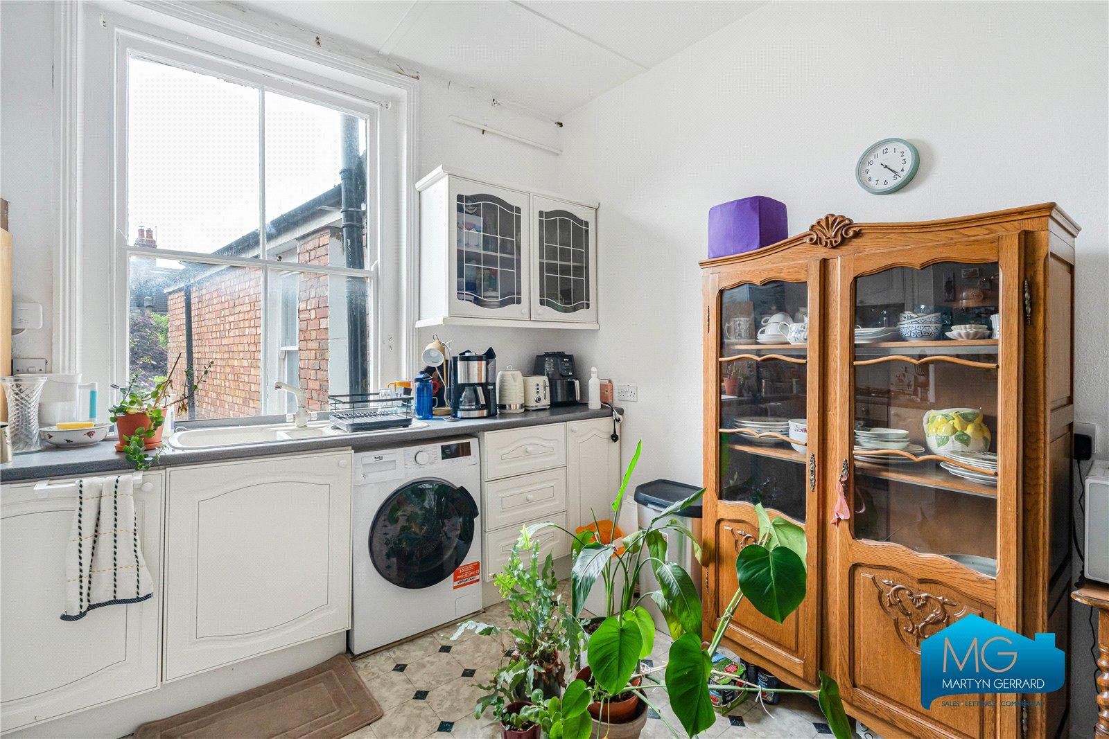2 bedroom Apartment to rent - Martyn Gerrard