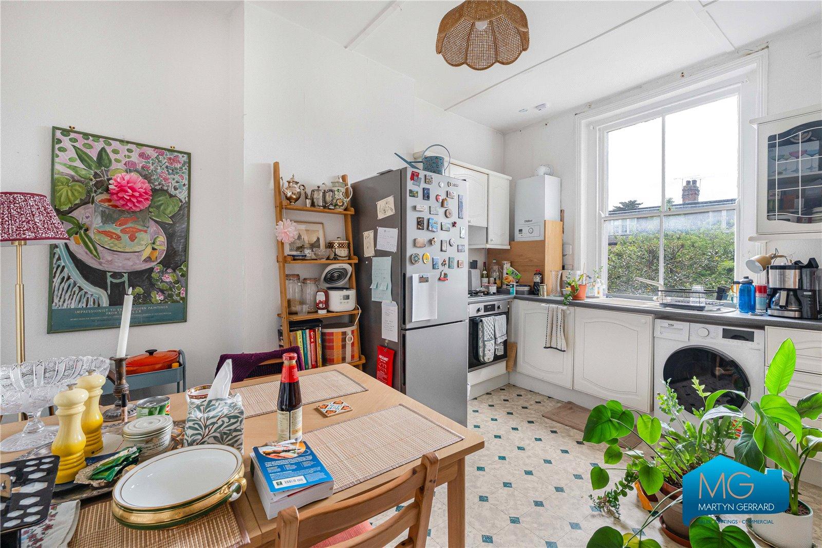2 bedroom Apartment to rent - Martyn Gerrard