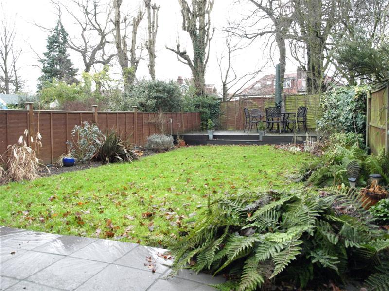 2 bedroom Ground Floor Flat to rent - Martyn Gerrard