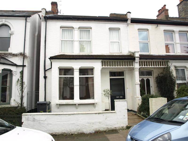 2 bedroom Ground Floor Flat to rent - Martyn Gerrard