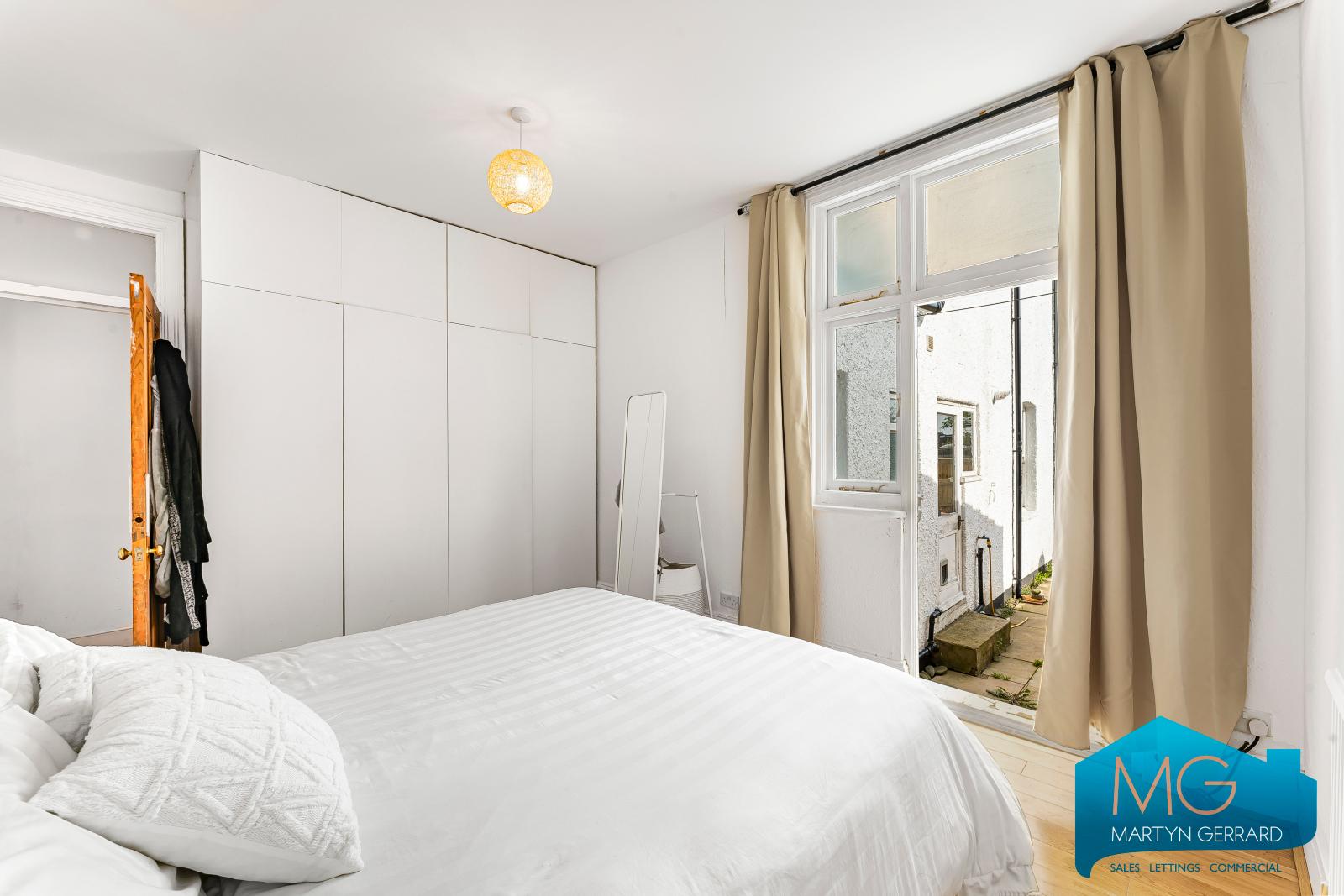 2 bedroom Ground Floor Flat to rent - Martyn Gerrard