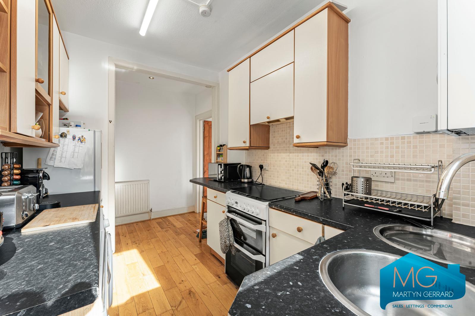 2 bedroom Ground Floor Flat to rent - Martyn Gerrard