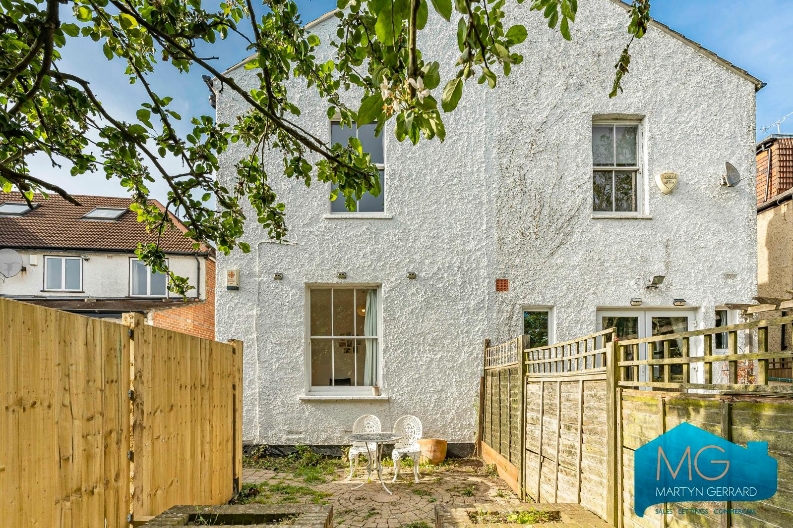 2 bedroom Ground Floor Flat to rent - Martyn Gerrard