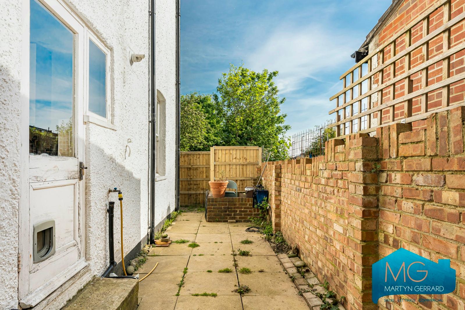 2 bedroom Ground Floor Flat to rent - Martyn Gerrard