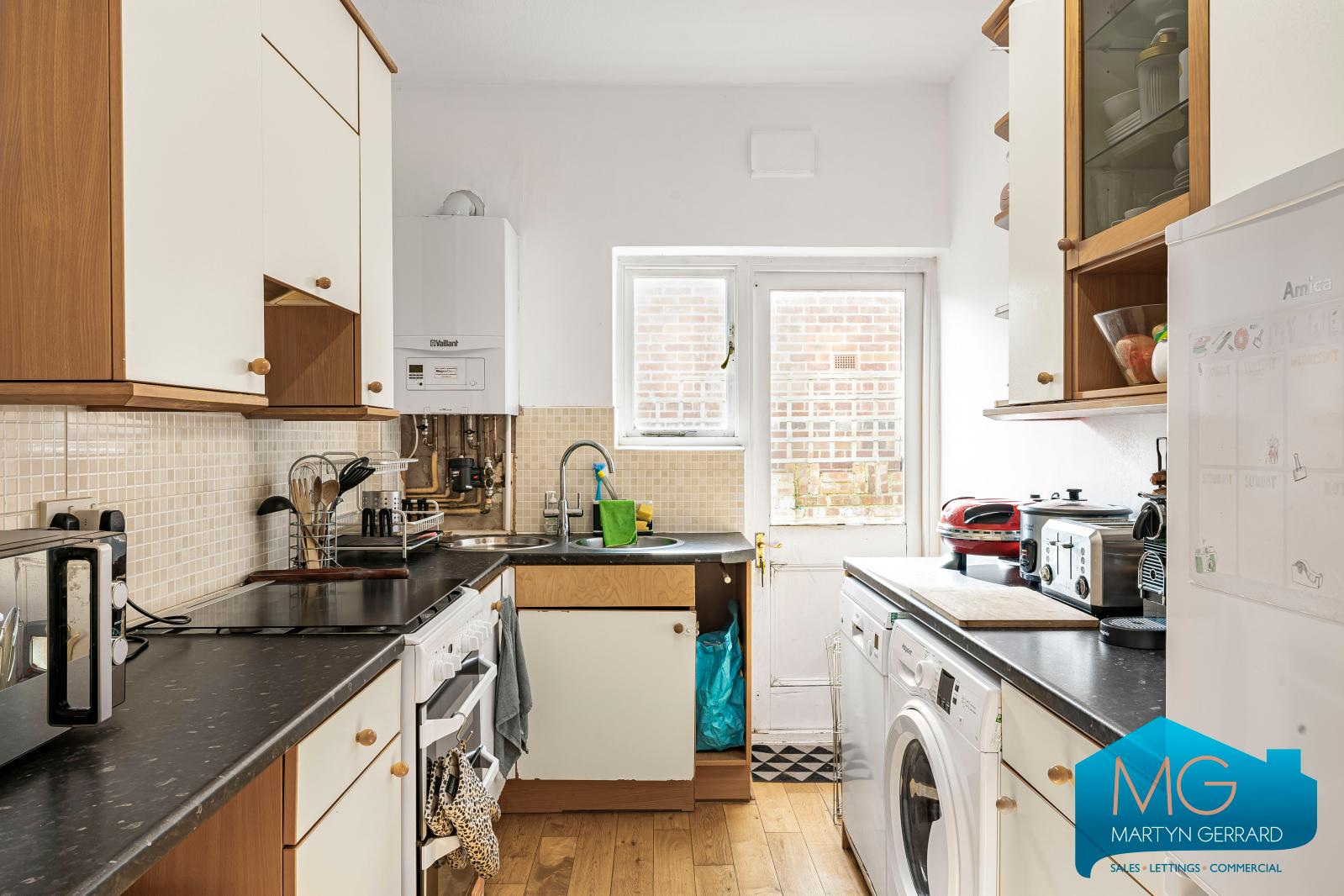2 bedroom Ground Floor Flat to rent - Martyn Gerrard