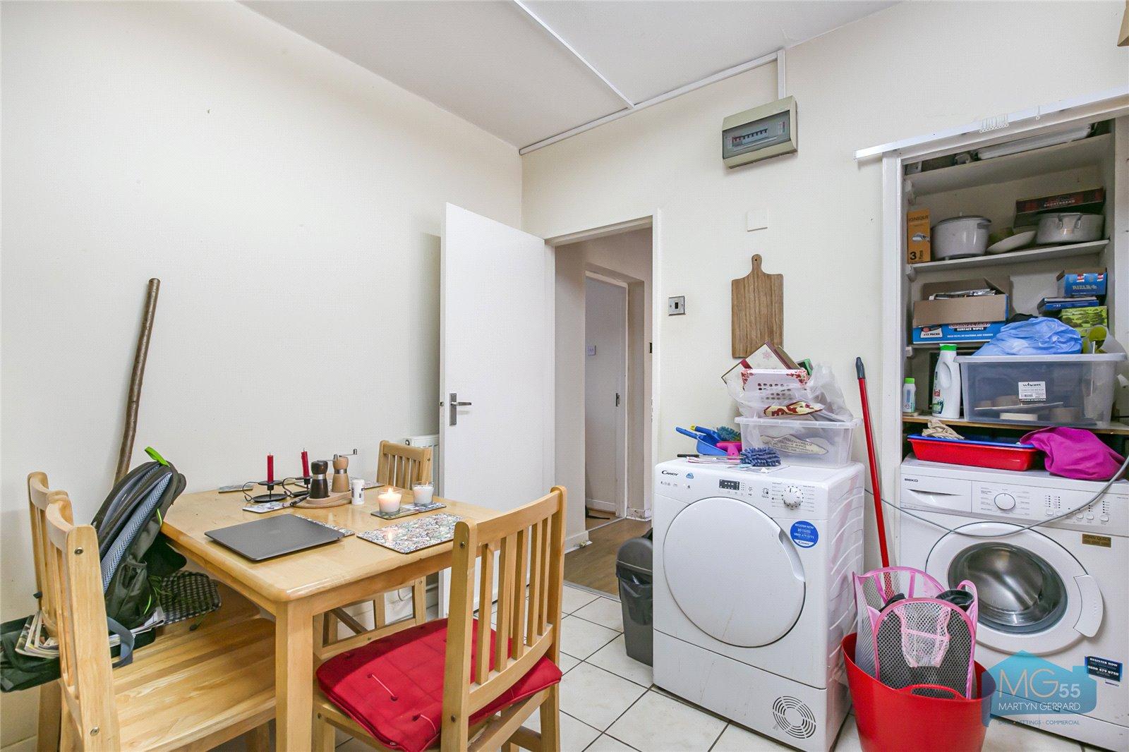 2 bedroom Ground Floor Flat to rent - Martyn Gerrard