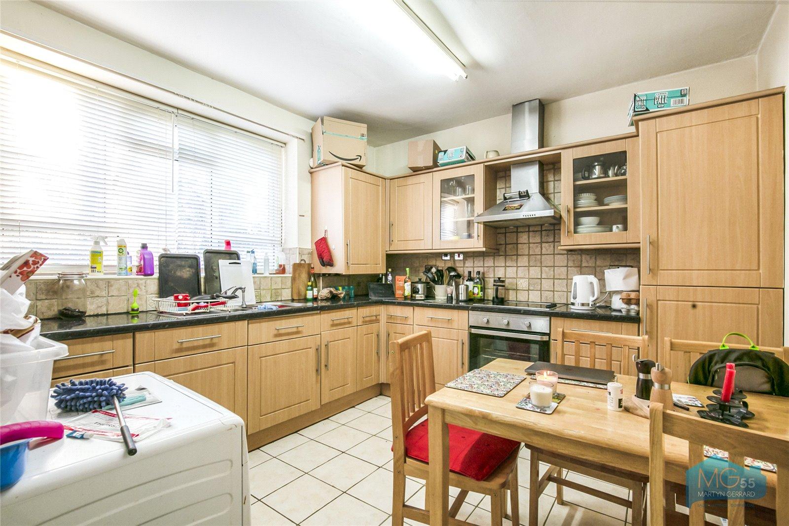 2 bedroom Ground Floor Flat to rent - Martyn Gerrard