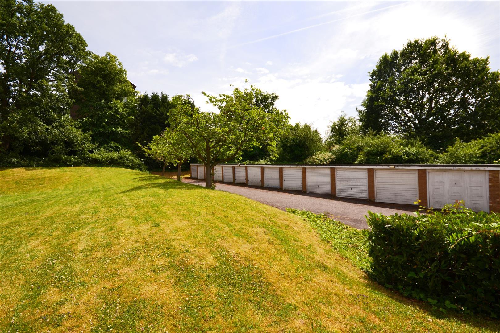 2 bedroom Apartment to rent - Martyn Gerrard