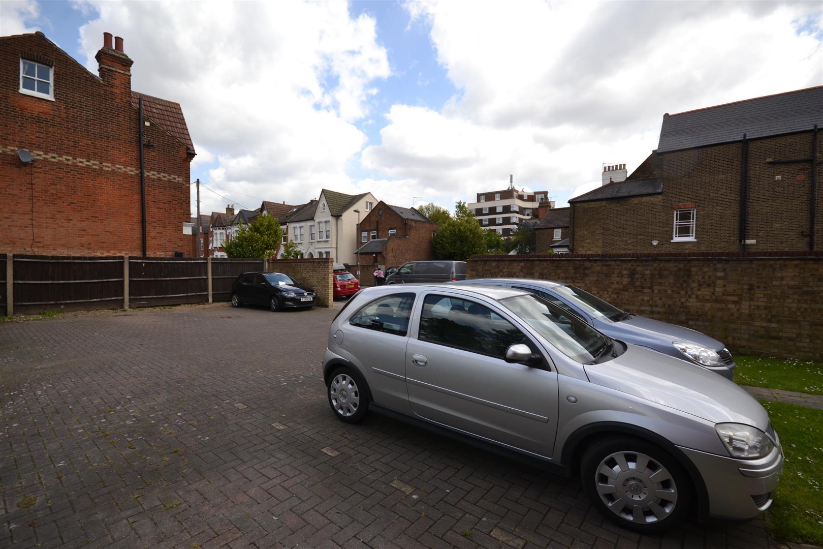 1 bedroom Ground Floor Flat to rent - Martyn Gerrard