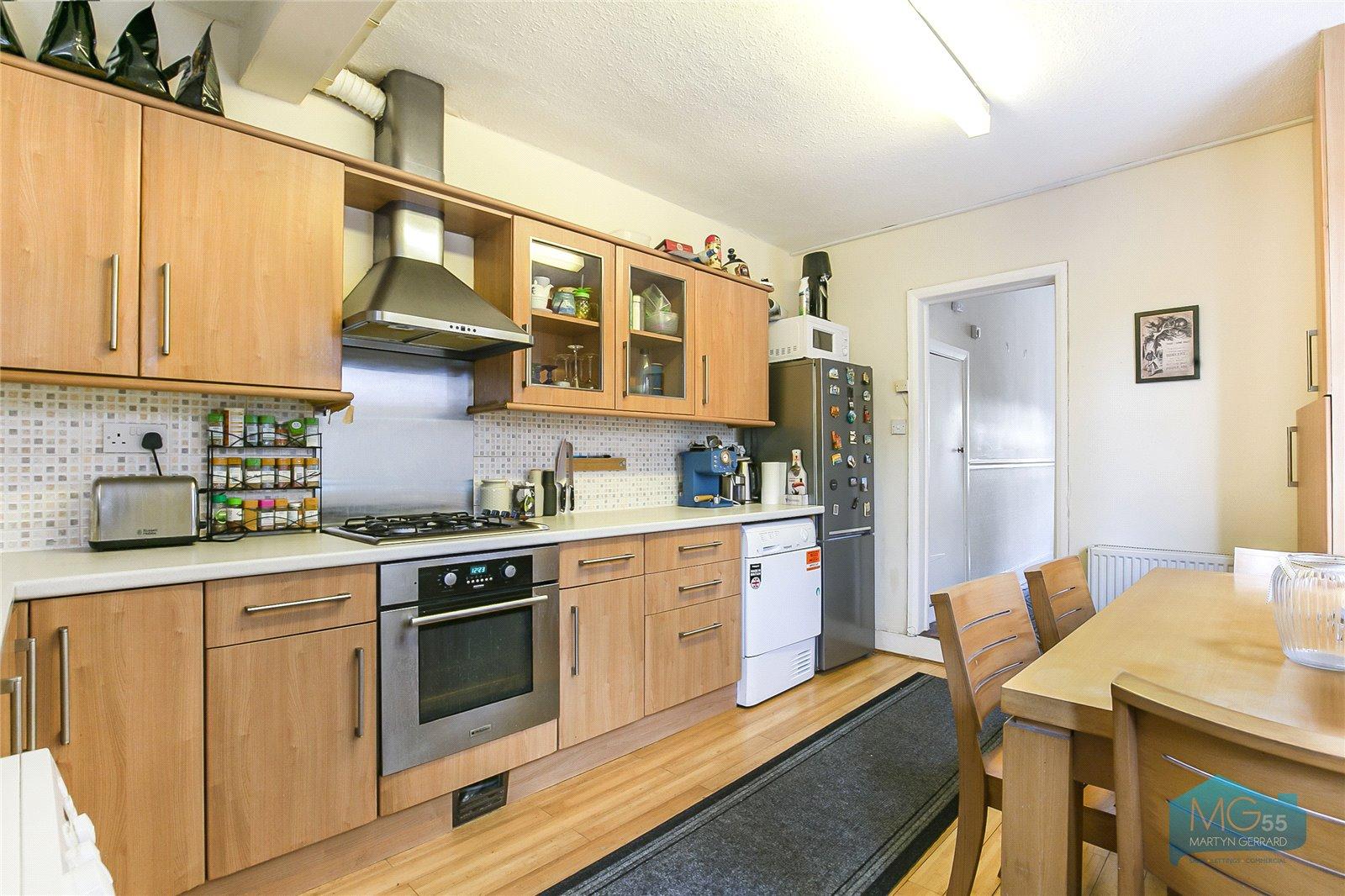 2 bedroom Ground Floor Flat to rent - Martyn Gerrard