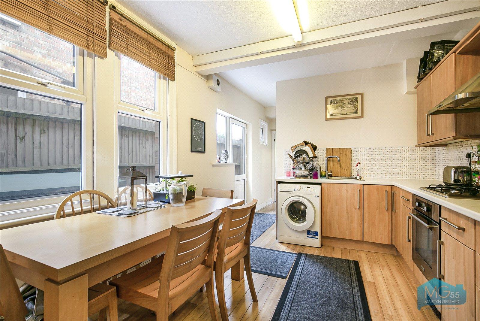 2 bedroom Ground Floor Flat to rent - Martyn Gerrard