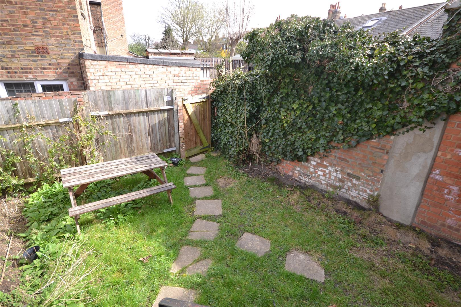 3 bedroom Apartment to rent - Martyn Gerrard