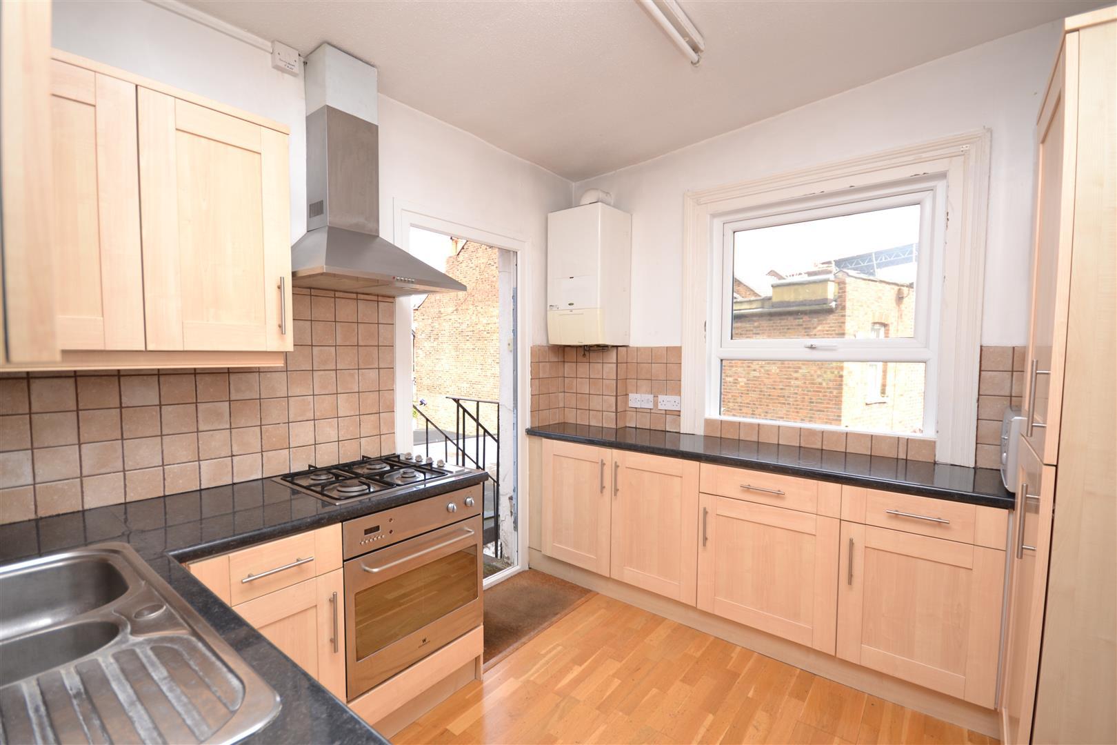 3 bedroom Apartment to rent - Martyn Gerrard