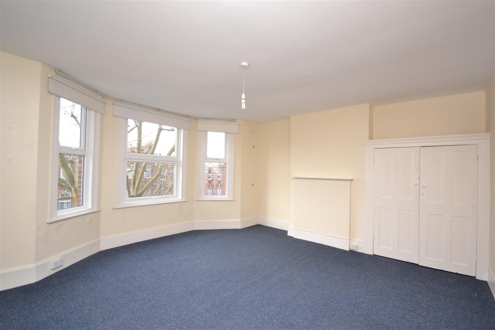 3 bedroom Apartment to rent - Martyn Gerrard