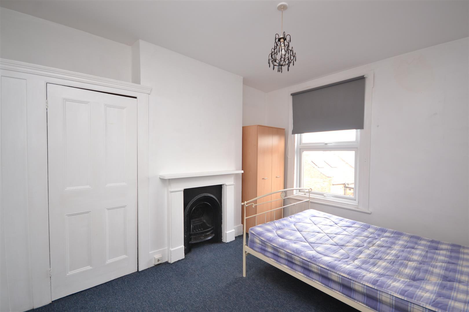 3 bedroom Apartment to rent - Martyn Gerrard