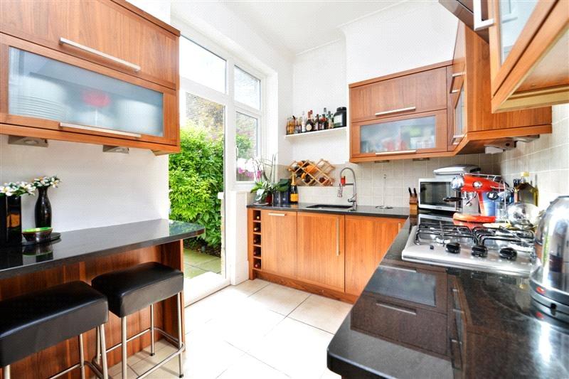 2 bedroom Ground Floor Flat to rent - Martyn Gerrard