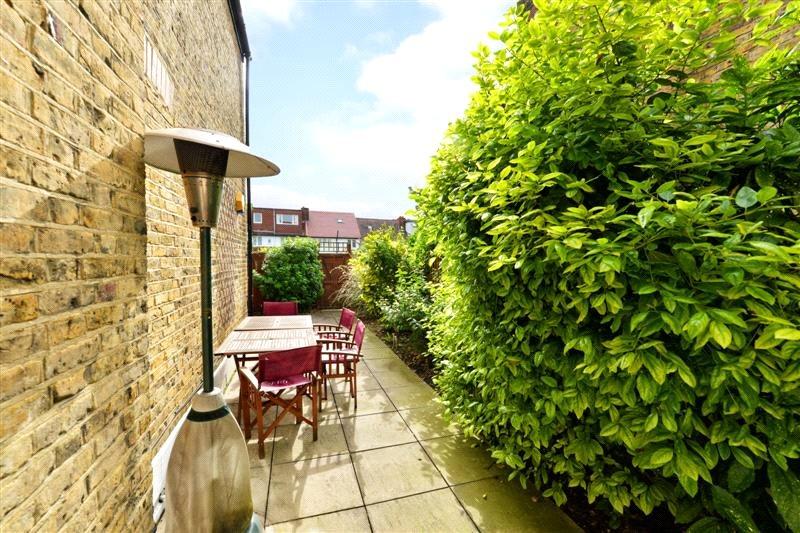 2 bedroom Ground Floor Flat to rent - Martyn Gerrard