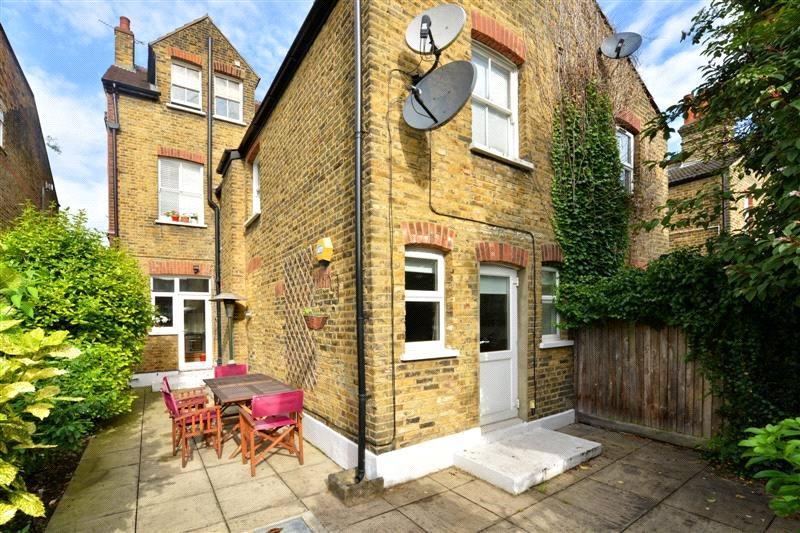2 bedroom Ground Floor Flat to rent - Martyn Gerrard